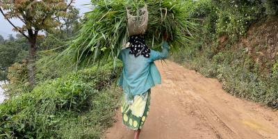 femme-marcher-travailler-campagne-